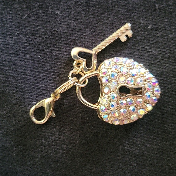 Goldtone Key 2 my heart necklace with pendant - Picture 9 of 10